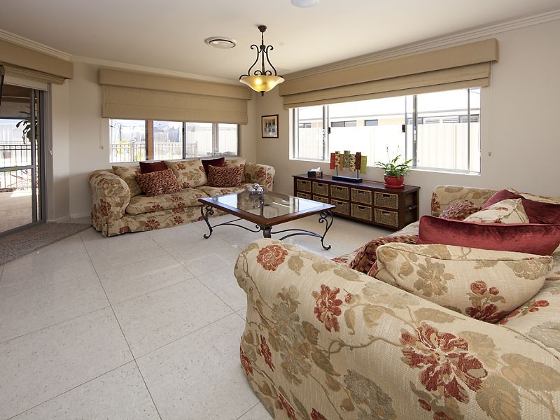 10 Pacific Avenue, Atwell WA 6164