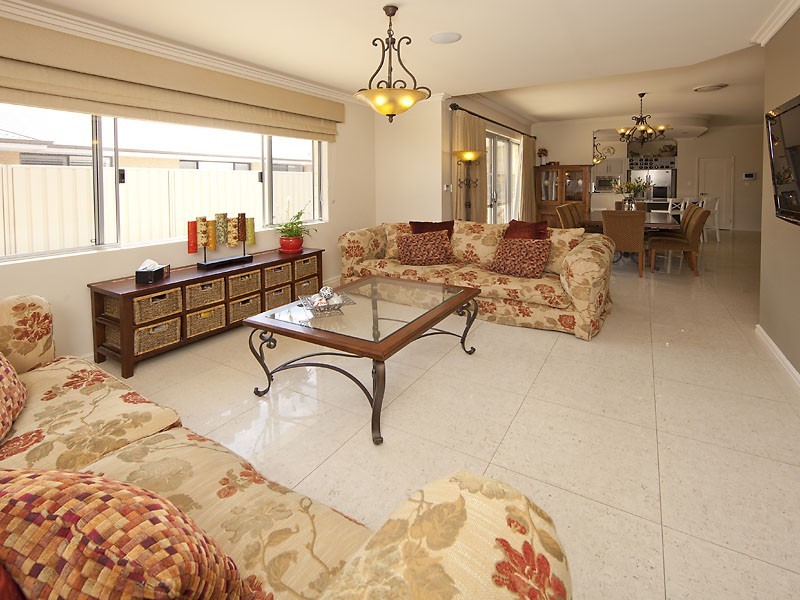 10 Pacific Avenue, Atwell WA 6164