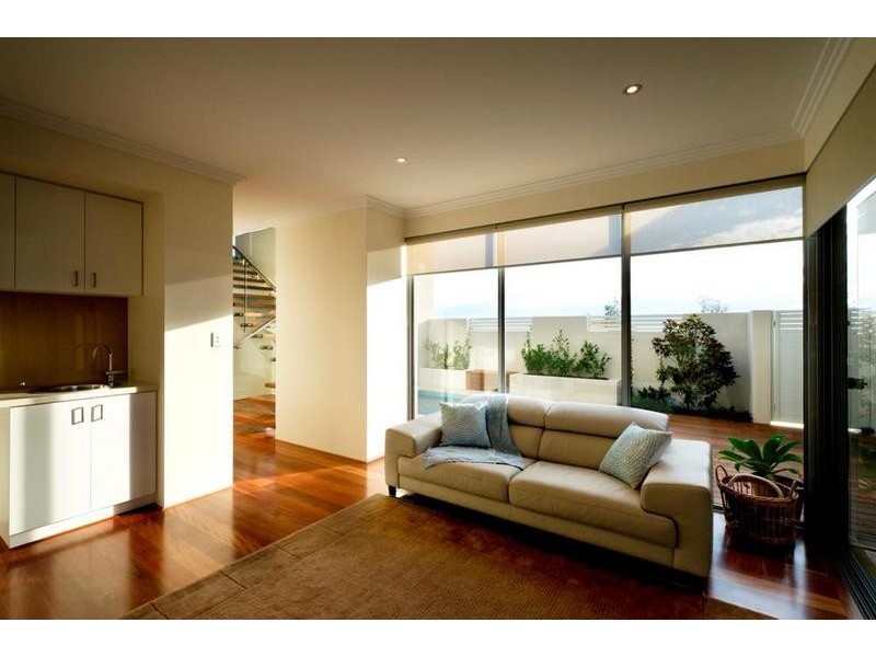 8 Draper Street, North Coogee WA 6163