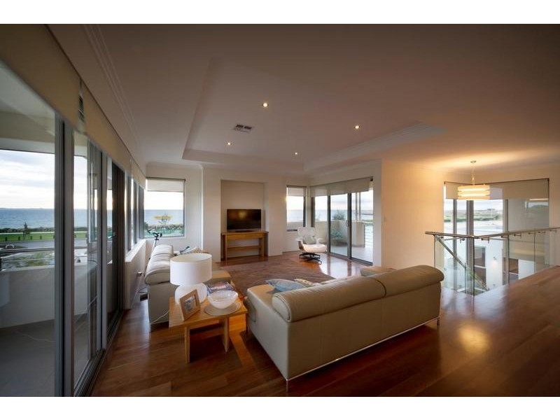 8 Draper Street, North Coogee WA 6163