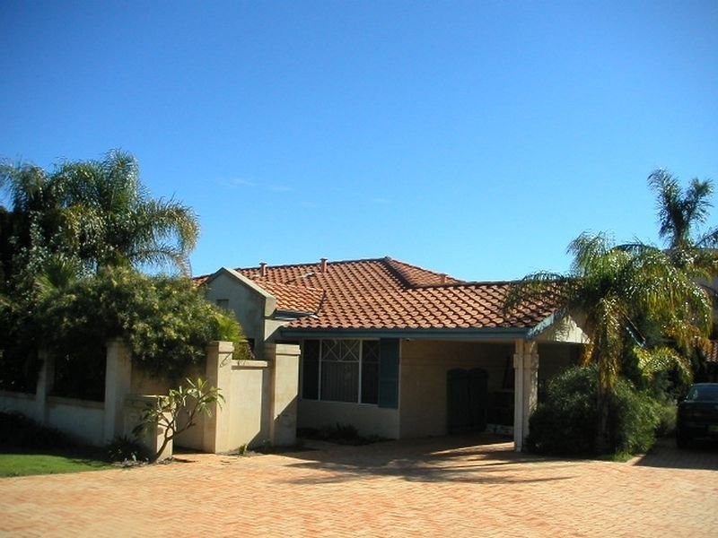 2/4 Groves Avenue, Attadale WA 6156