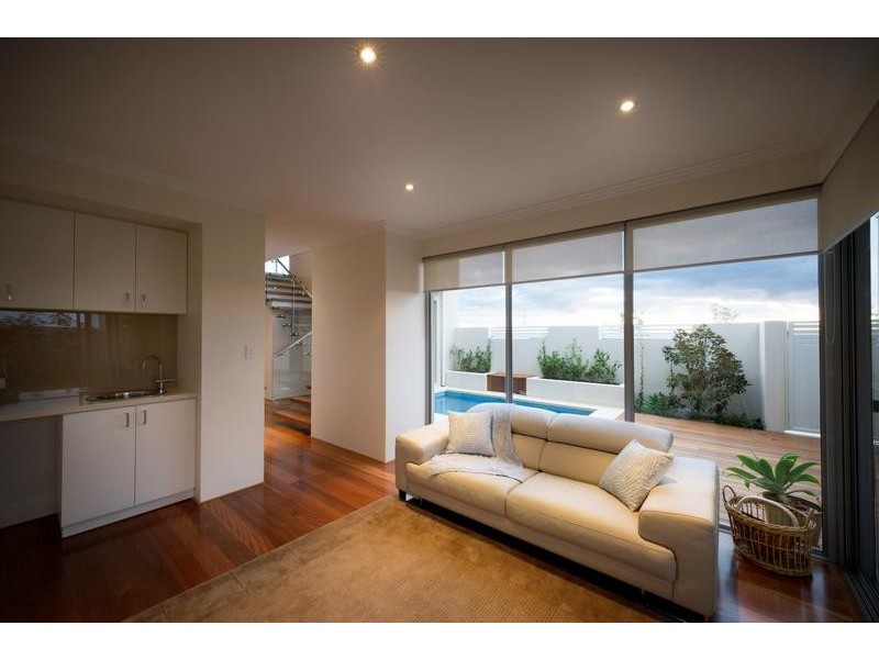 8 Draper Street, North Coogee WA 6163