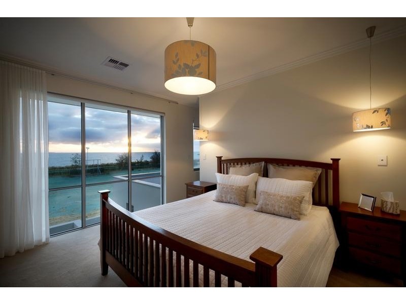 8 Draper Street, North Coogee WA 6163