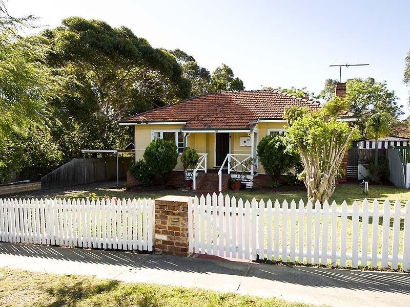 28 Oldham Crescent, Hilton WA 6163