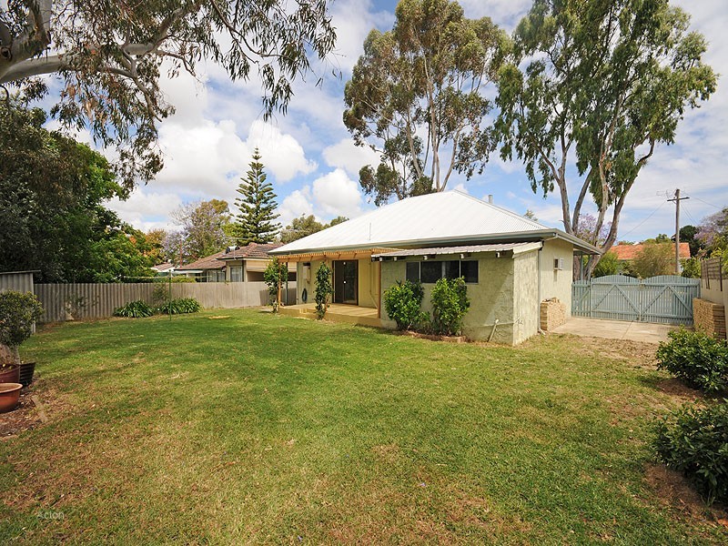 10 Harwood Street, Hilton WA 6163