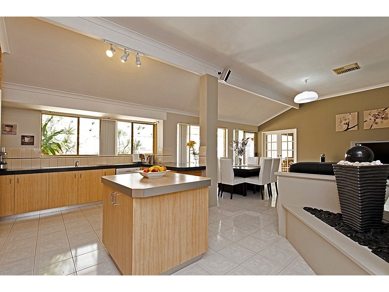 6 Rhodes Rise, Coogee WA 6166