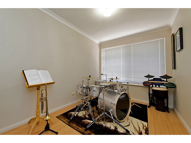 6 Rhodes Rise, Coogee WA 6166