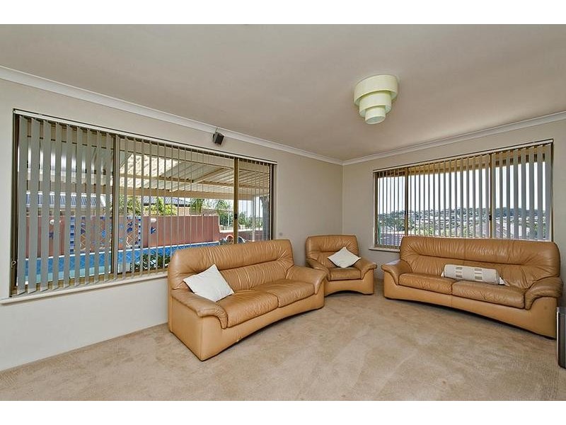 6 Rhodes Rise, Coogee WA 6166