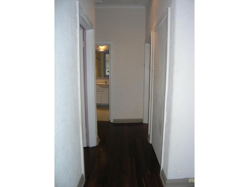 8 Parsons Road, Manning WA 6152