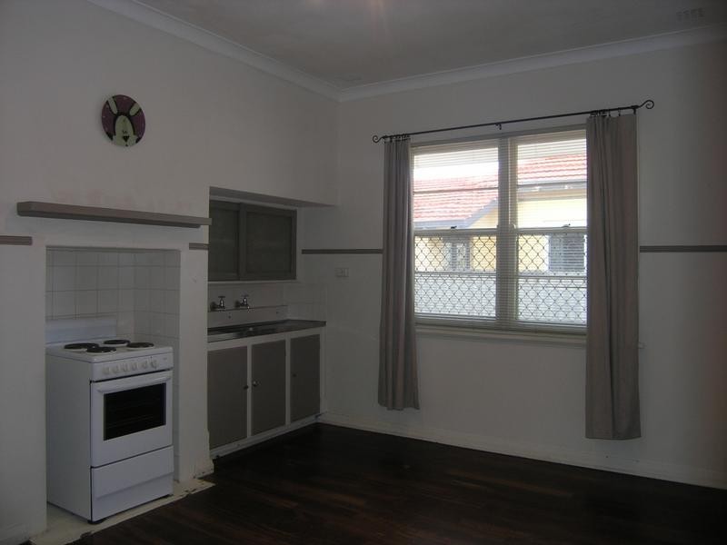 8 Parsons Road, Manning WA 6152