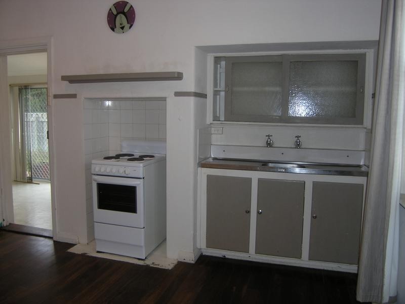 8 Parsons Road, Manning WA 6152