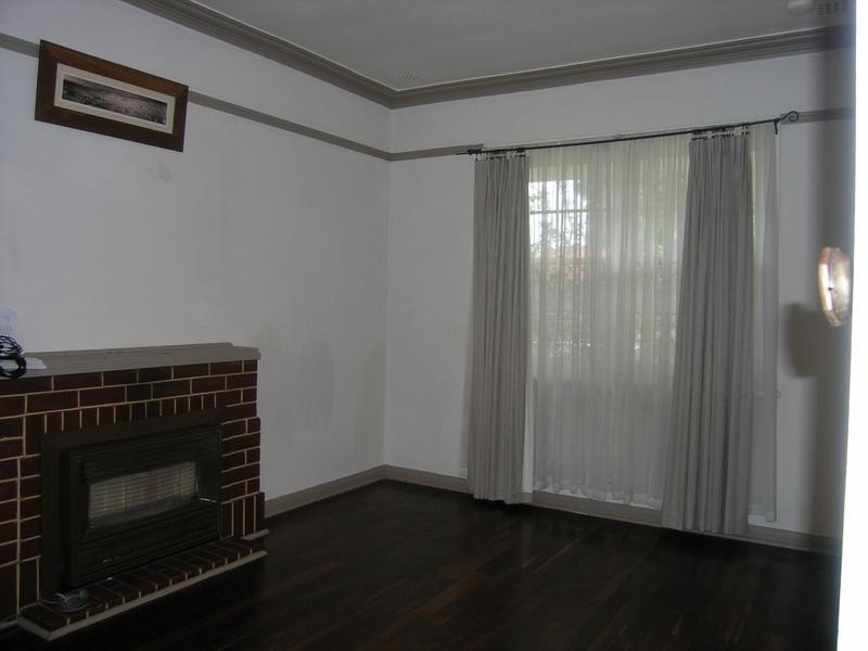 8 Parsons Road, Manning WA 6152