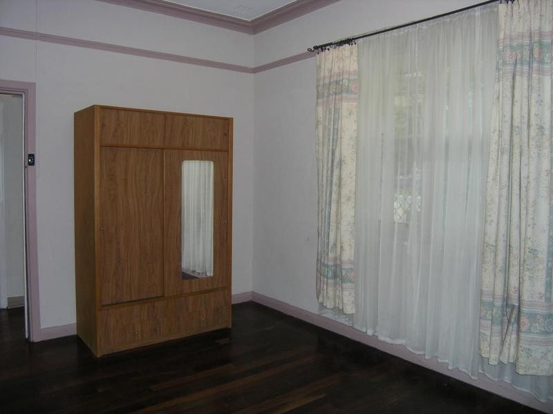 8 Parsons Road, Manning WA 6152