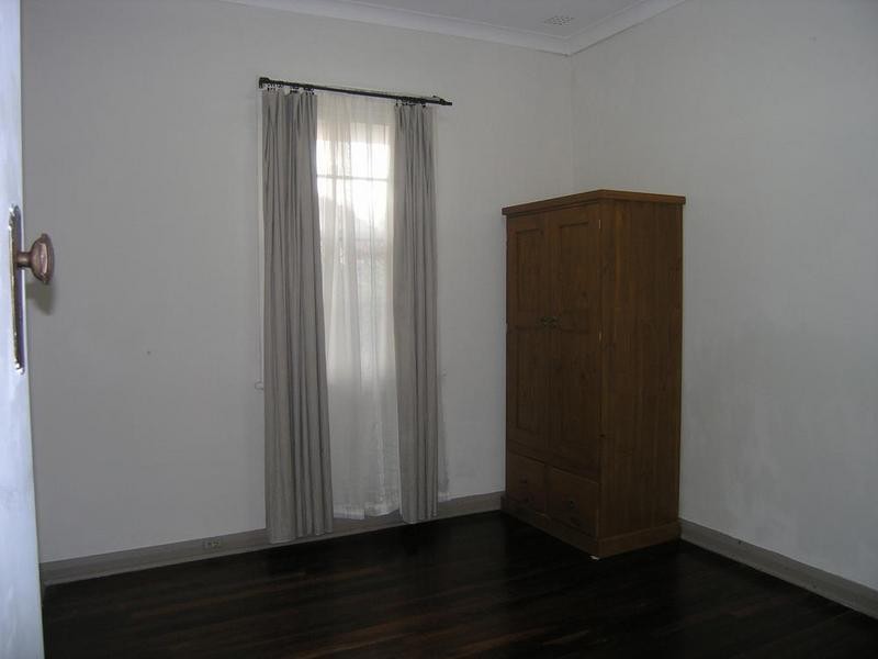 8 Parsons Road, Manning WA 6152