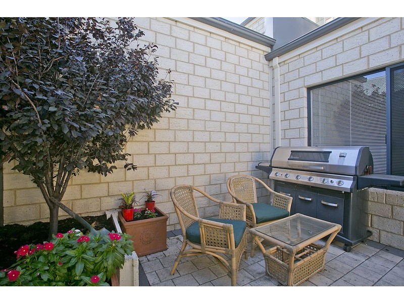 2/175 Stock Road, Palmyra WA 6157