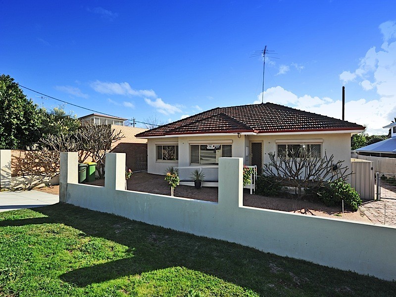 3 Willis Road, Beaconsfield WA 6162