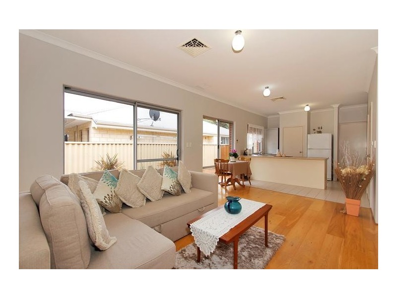 2 Cowan Street, Alfred Cove WA 6154