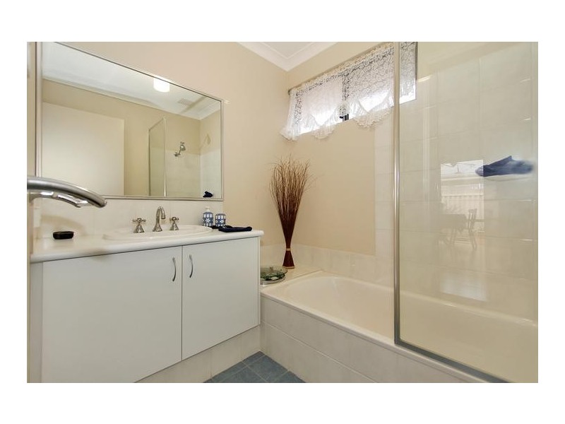 2 Cowan Street, Alfred Cove WA 6154