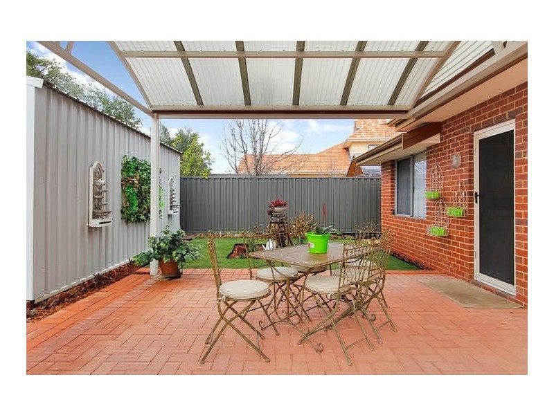 2 Cowan Street, Alfred Cove WA 6154
