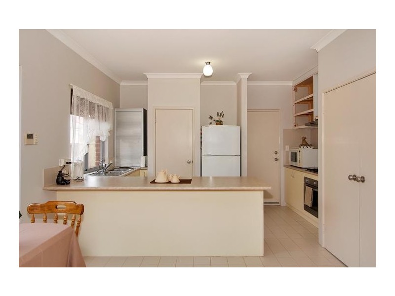 2 Cowan Street, Alfred Cove WA 6154