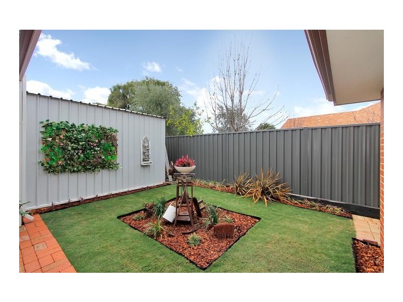 2 Cowan Street, Alfred Cove WA 6154
