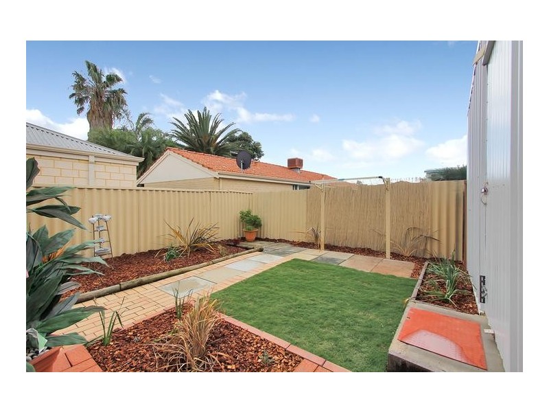 2 Cowan Street, Alfred Cove WA 6154