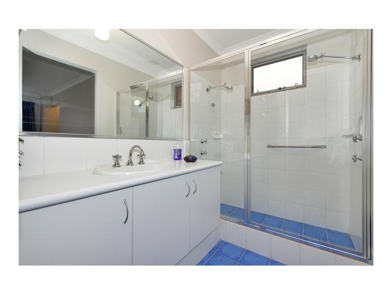2 Cowan Street, Alfred Cove WA 6154