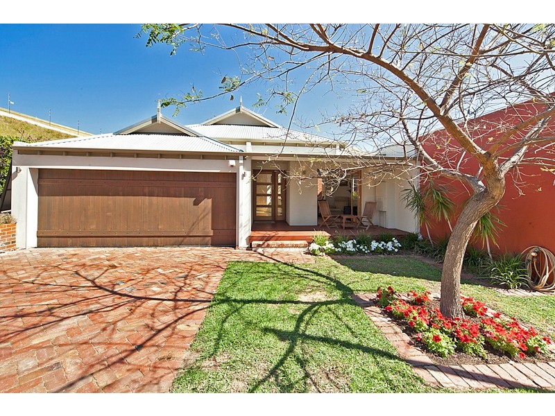 2/12 Kitchener Road, Melville WA 6156