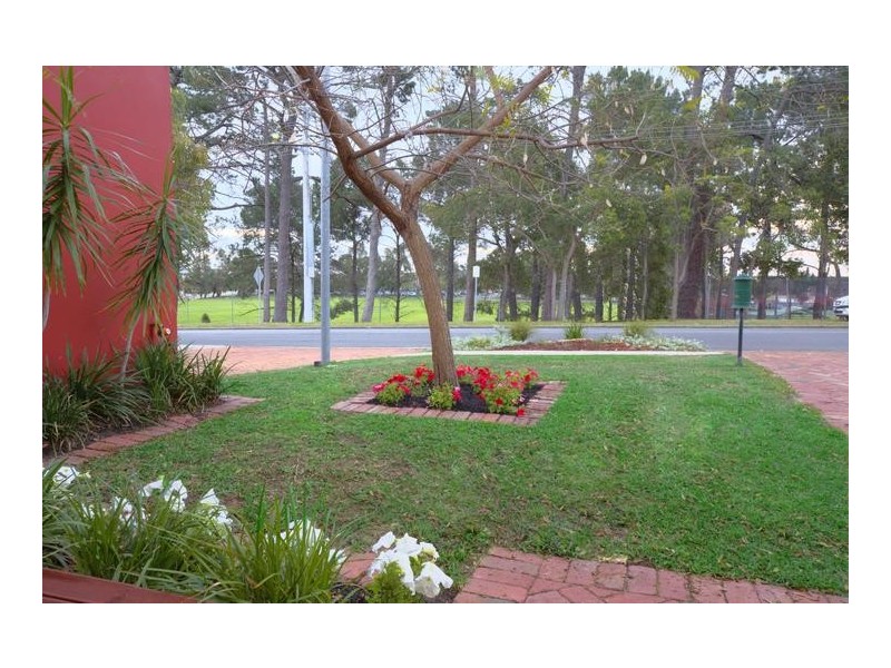 2/12 Kitchener Road, Melville WA 6156