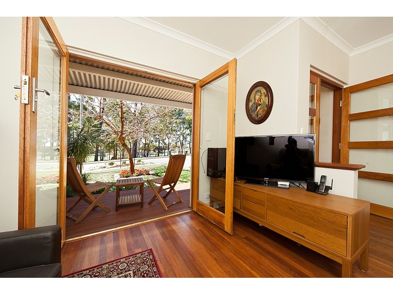 2/12 Kitchener Road, Melville WA 6156