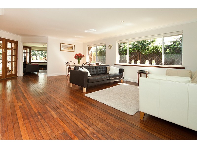 2/12 Kitchener Road, Melville WA 6156