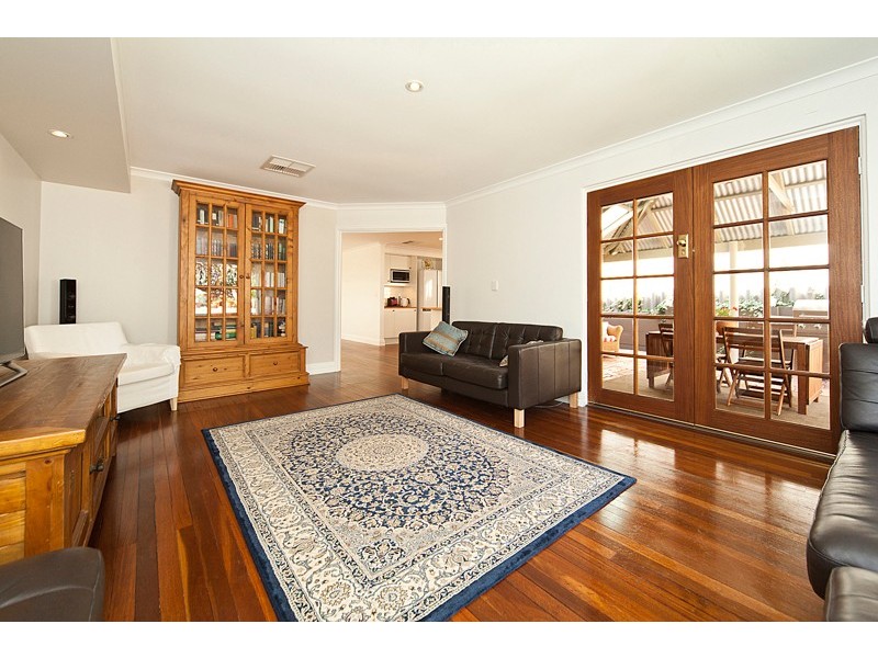 2/12 Kitchener Road, Melville WA 6156