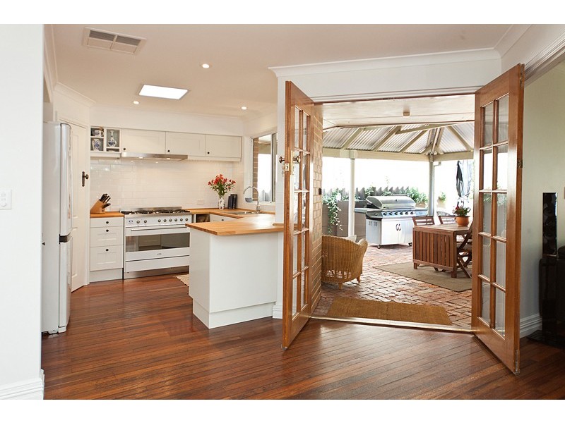 2/12 Kitchener Road, Melville WA 6156