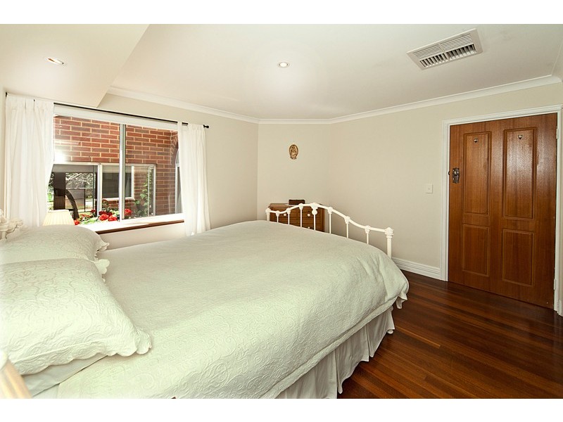 2/12 Kitchener Road, Melville WA 6156