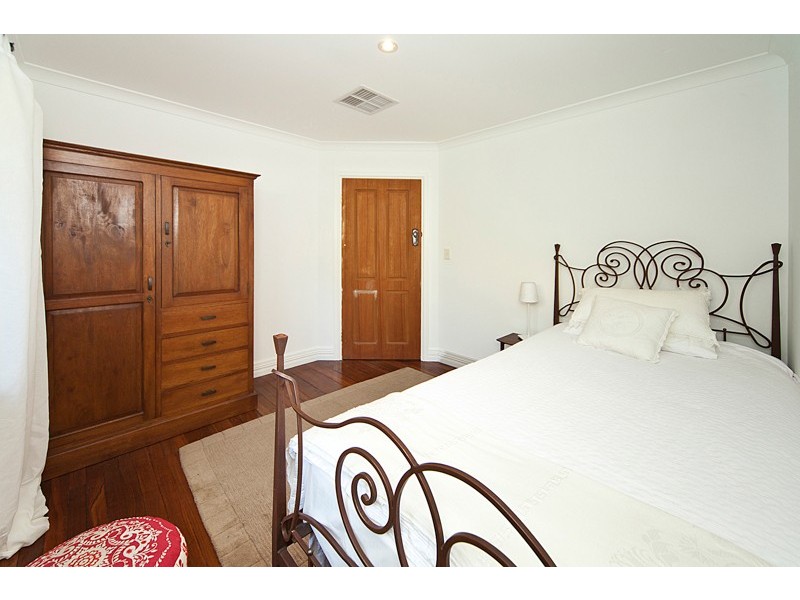 2/12 Kitchener Road, Melville WA 6156