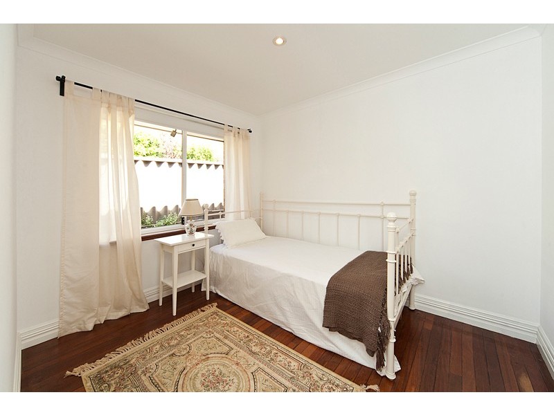 2/12 Kitchener Road, Melville WA 6156