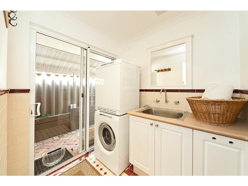 2/12 Kitchener Road, Melville WA 6156