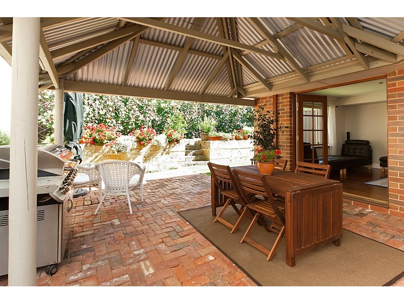 2/12 Kitchener Road, Melville WA 6156