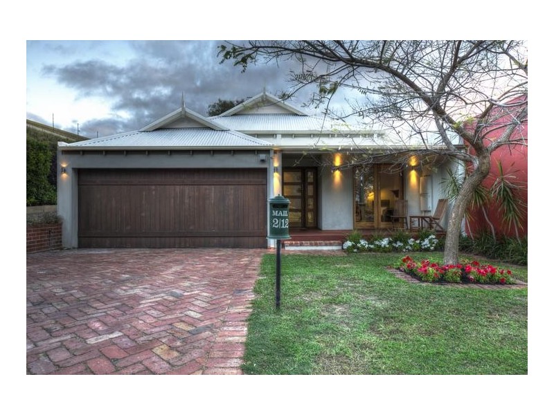 2/12 Kitchener Road, Melville WA 6156