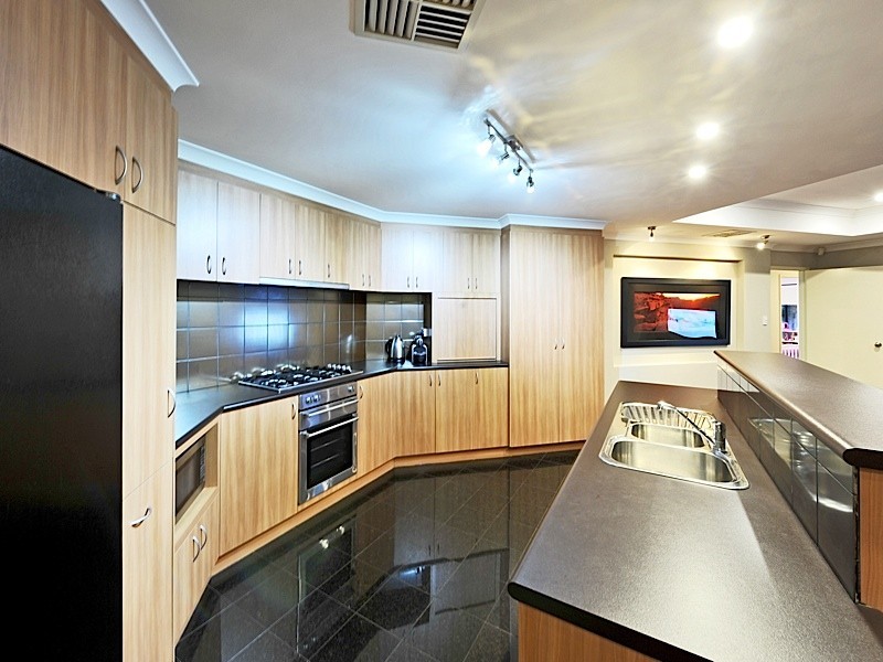 24 McCrae Pass, Canning Vale WA 6155