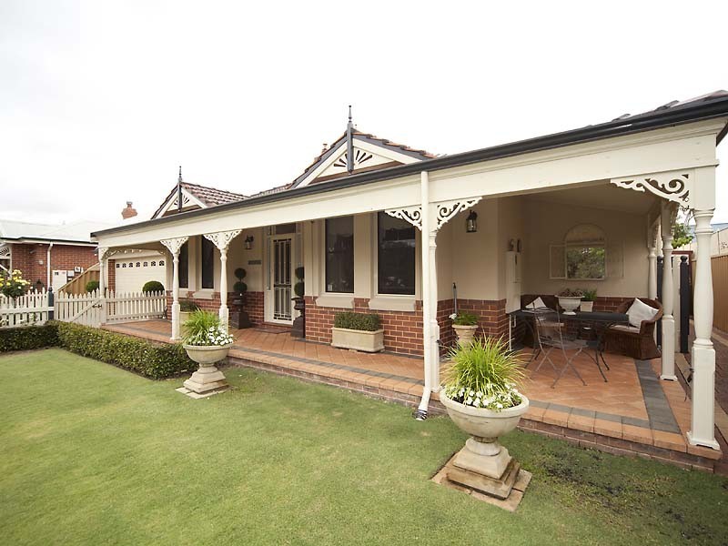 11 Riverbank Blvd, South Guildford WA 6055