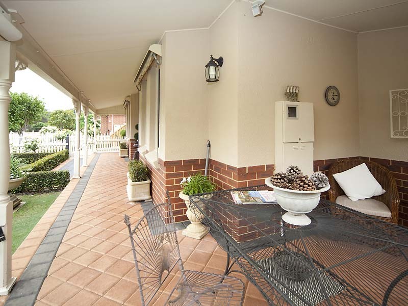 11 Riverbank Blvd, South Guildford WA 6055