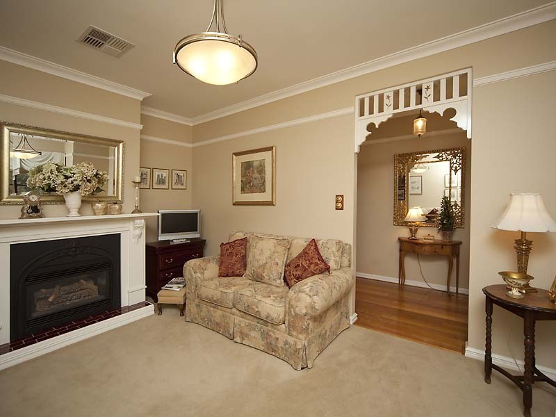 11 Riverbank Blvd, South Guildford WA 6055