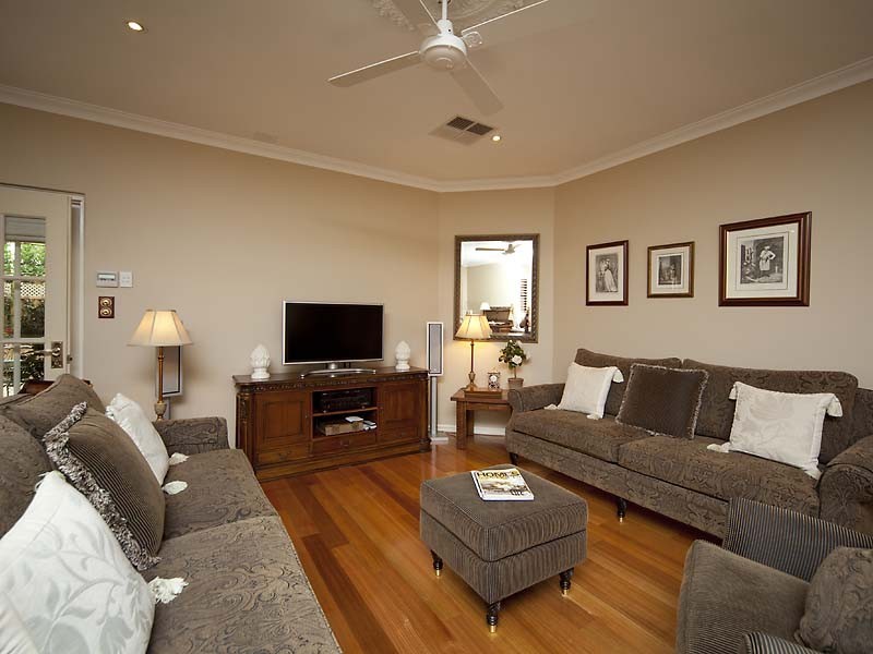 11 Riverbank Blvd, South Guildford WA 6055