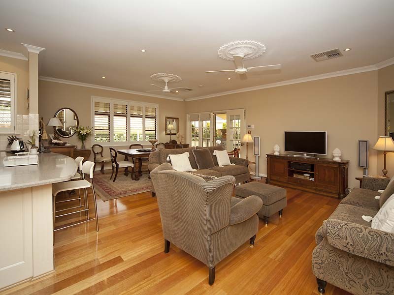 11 Riverbank Blvd, South Guildford WA 6055