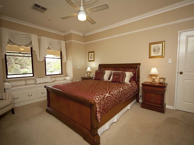 11 Riverbank Blvd, South Guildford WA 6055