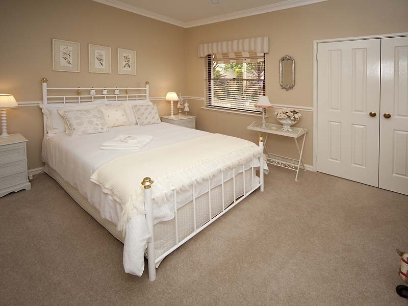 11 Riverbank Blvd, South Guildford WA 6055