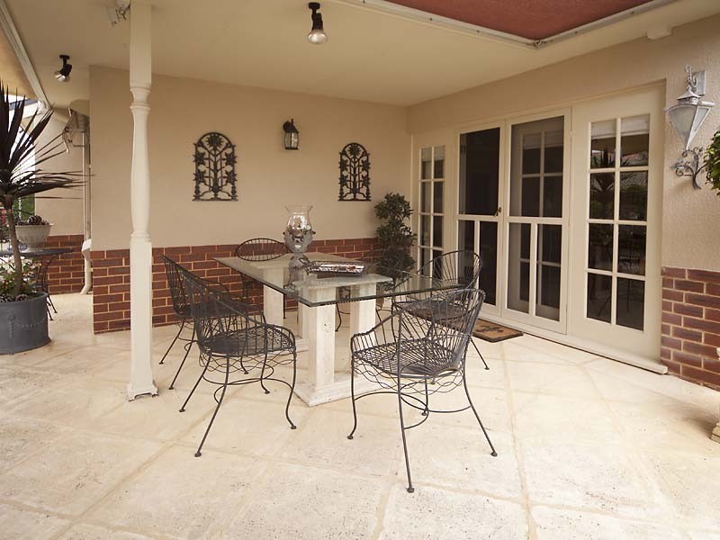 11 Riverbank Blvd, South Guildford WA 6055