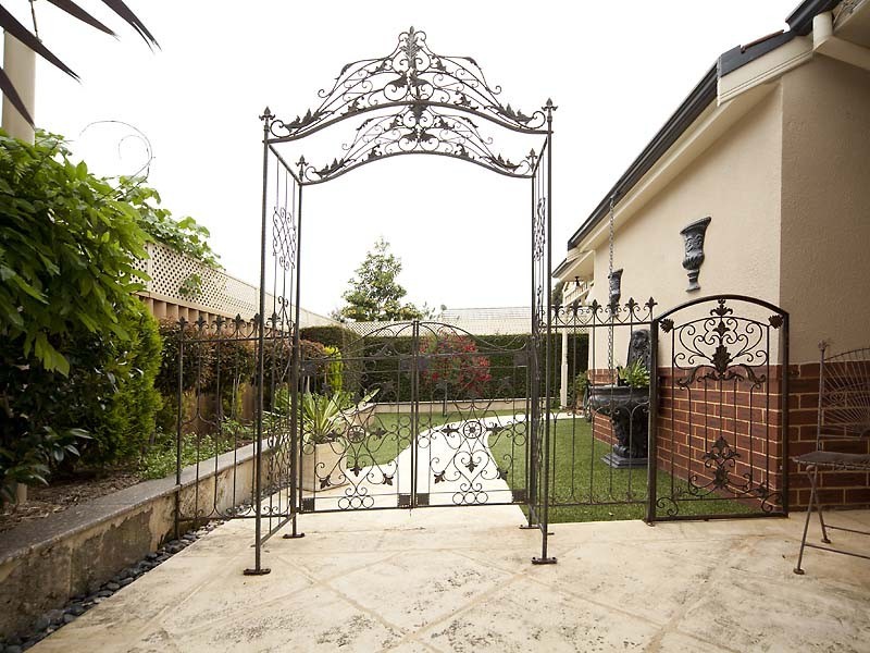 11 Riverbank Blvd, South Guildford WA 6055