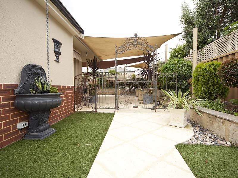 11 Riverbank Blvd, South Guildford WA 6055